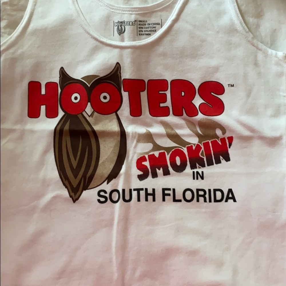 RARE HOOTERS TANK TOP 🔥